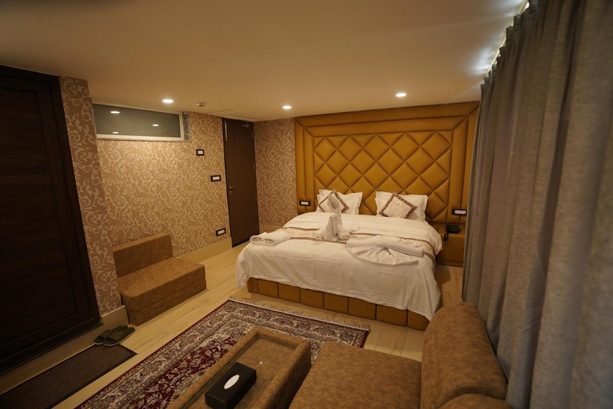 Hotel Asian Comfort Srinagar (Jammu and Kashmir)