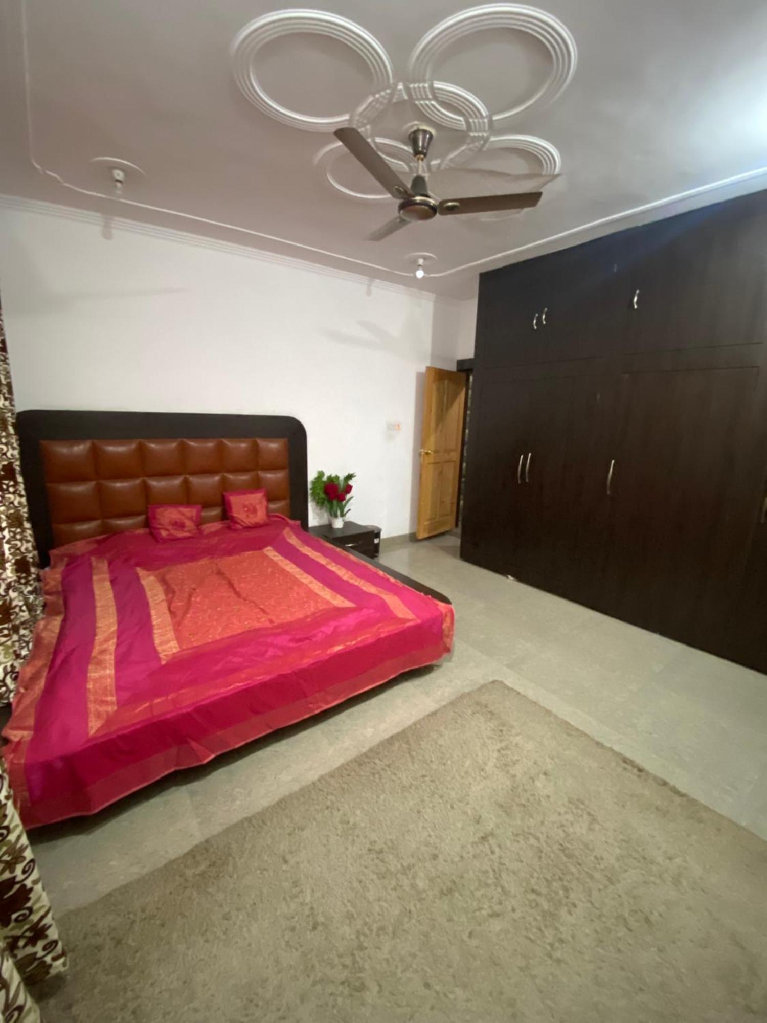 Visiting Villa Srinagar (Jammu and Kashmir)