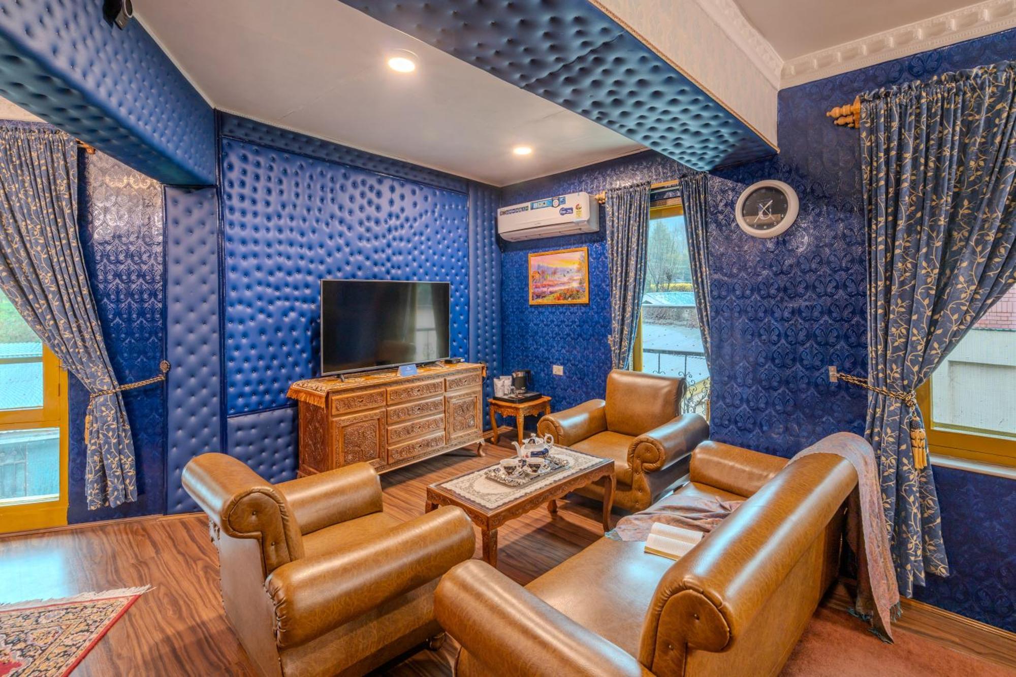 Saffronstays King Mahal Villa *