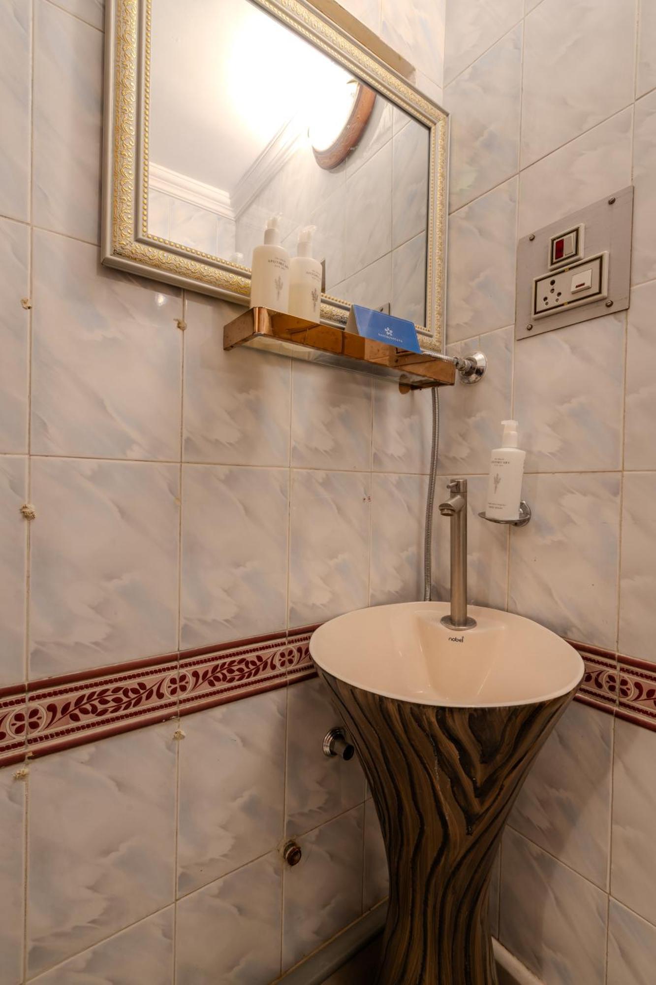 Saffronstays King Mahal Villa *