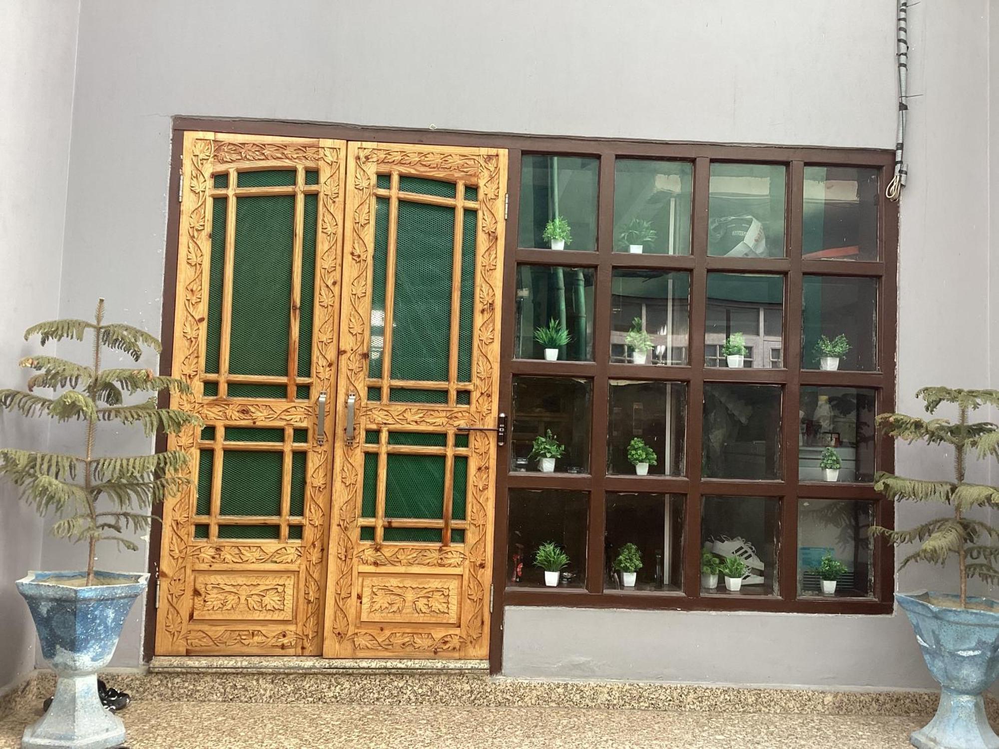 Villa Visiting Srinagar (Jammu and Kashmir)