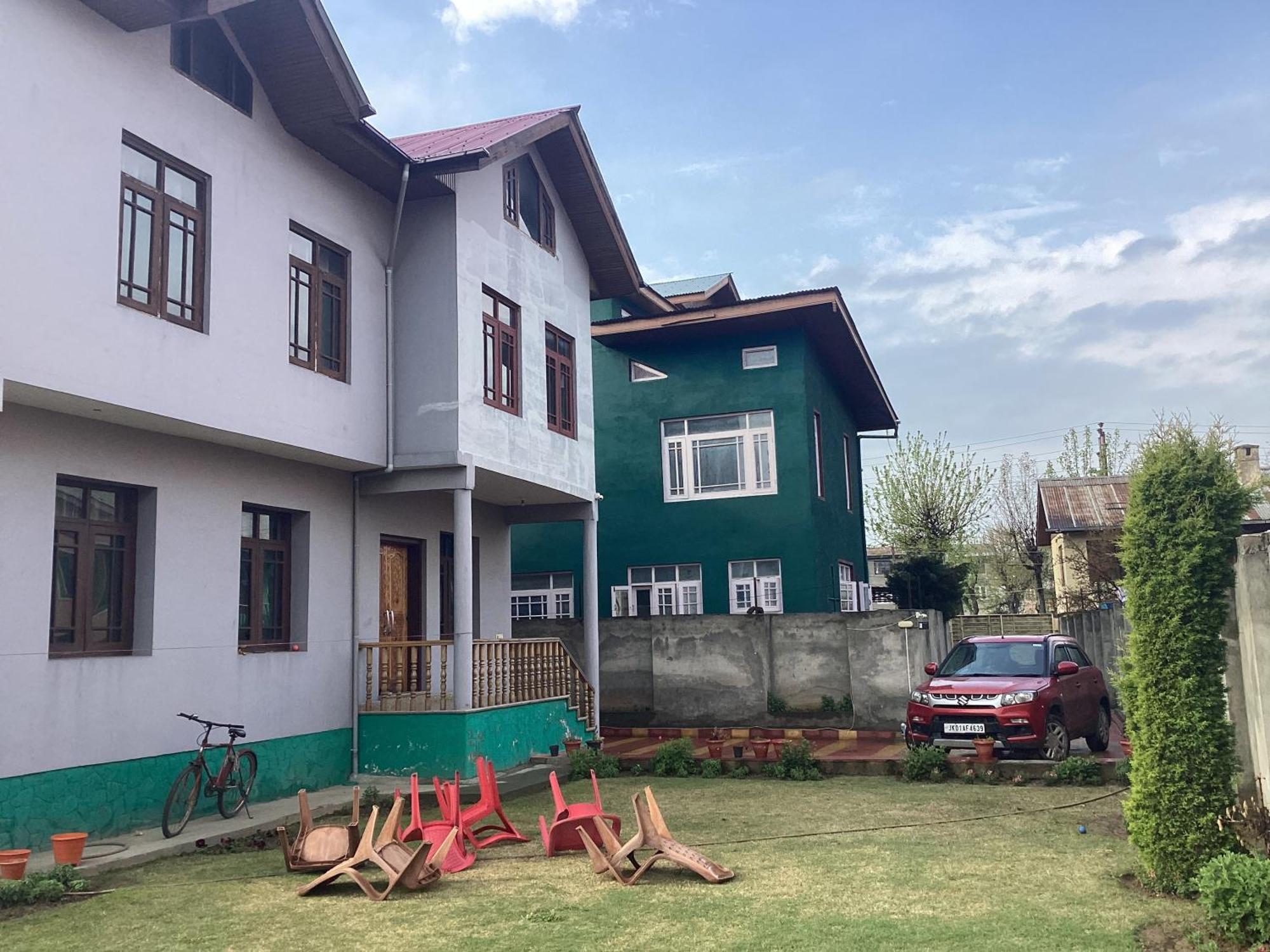Visiting Villa Srinagar (Jammu and Kashmir)