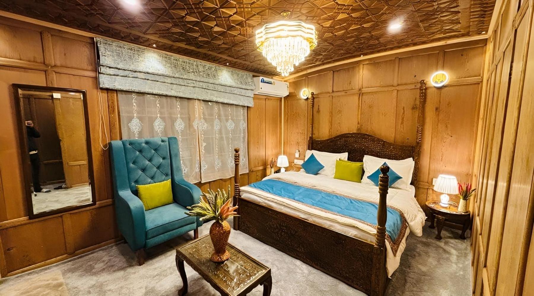 The Hareem Group Of Houseboats Hotel