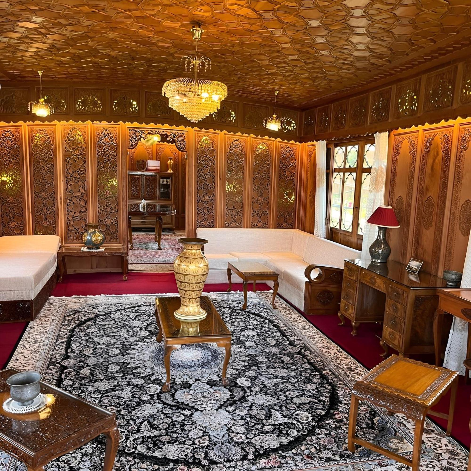 The Hareem Group Of Houseboats Hotel