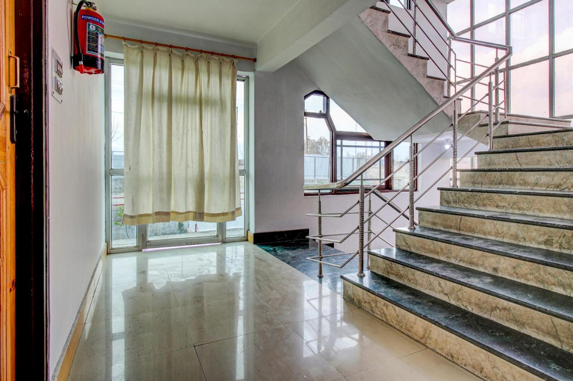 Hotel O Delhi Star *