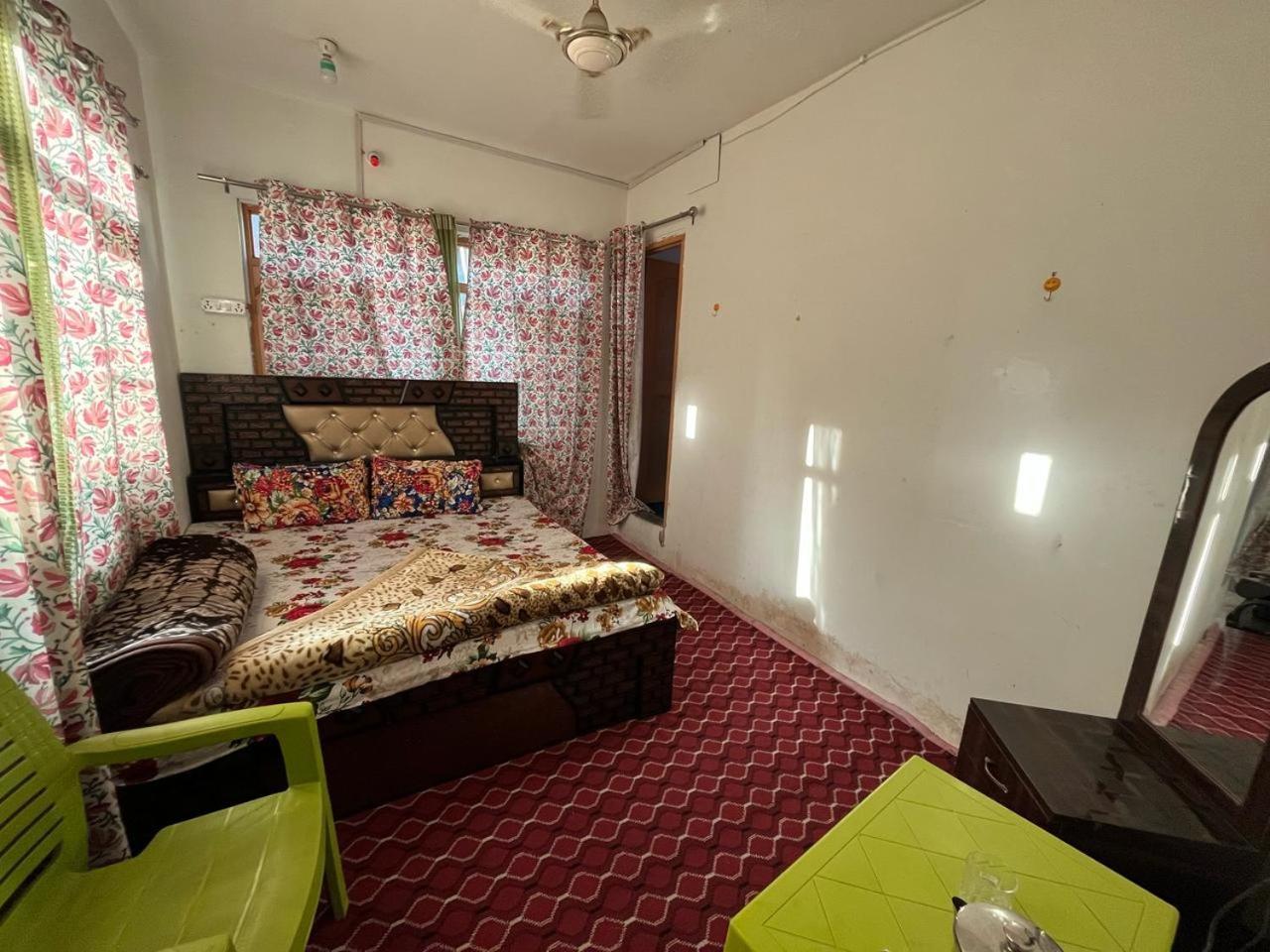 Derban * Srinagar (Jammu and Kashmir)