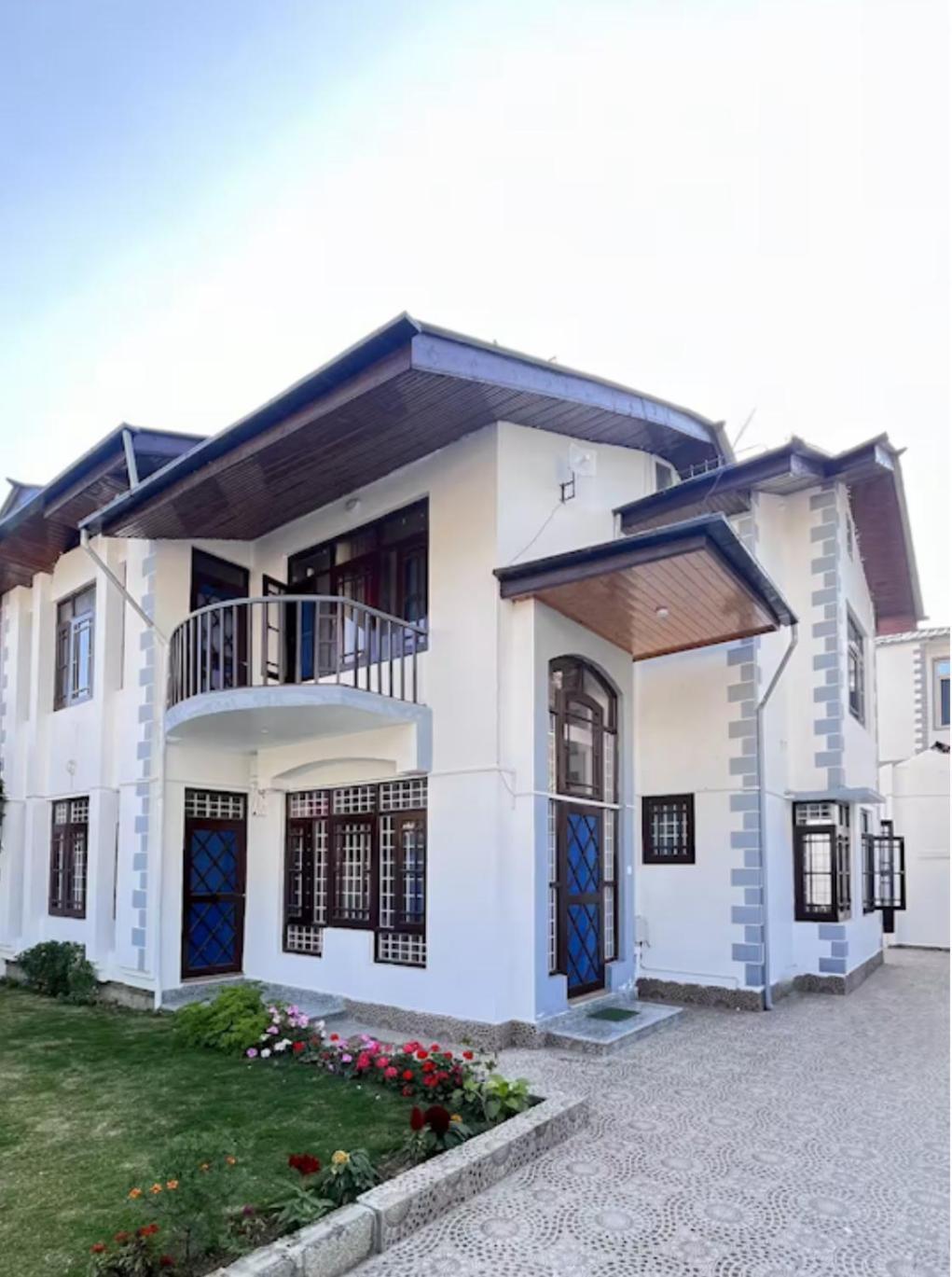 Zinnia East * Srinagar (Jammu and Kashmir)