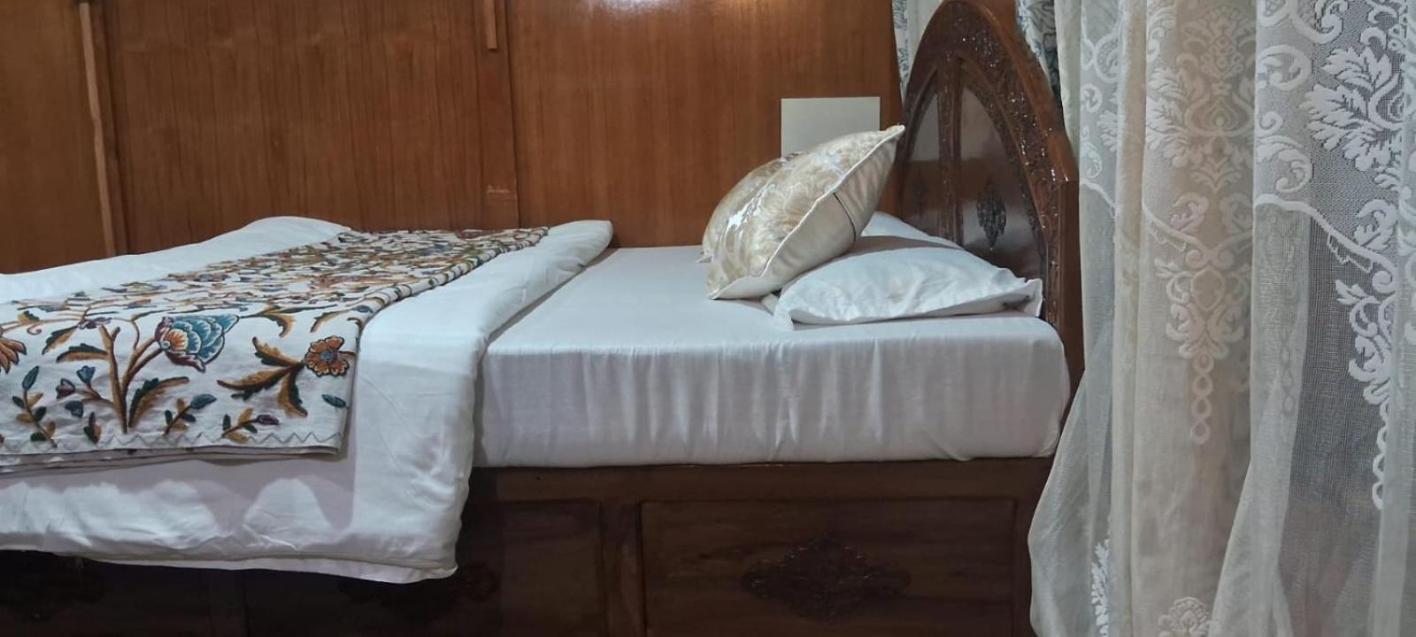 Botel Goona Palace Houseboats 4*