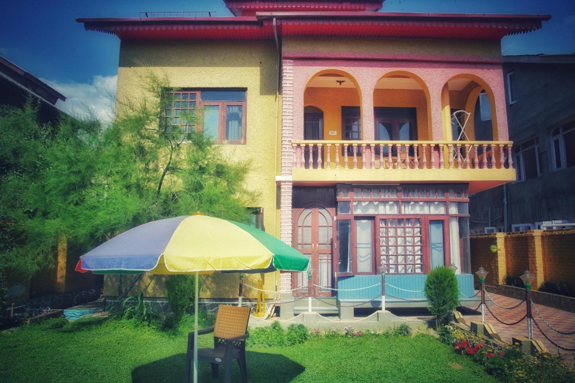 Rustic Retreat Deluxe Mountain View * Srinagar (Jammu and Kashmir)