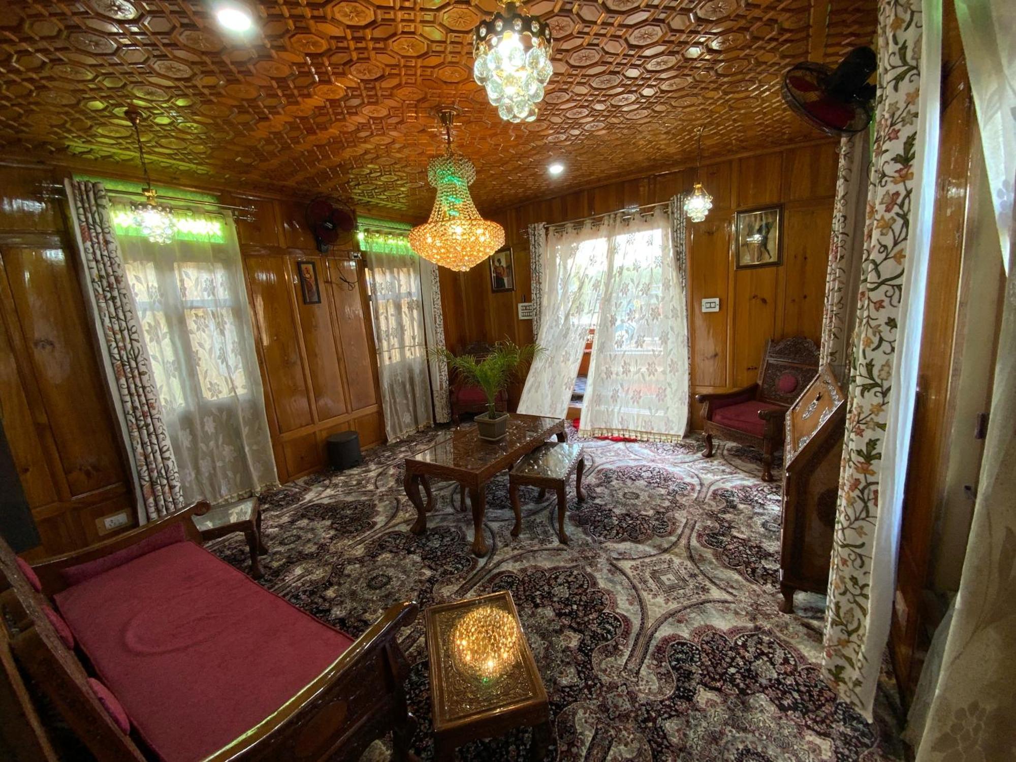 Hotel Movie Land Group Of House Boats 4*