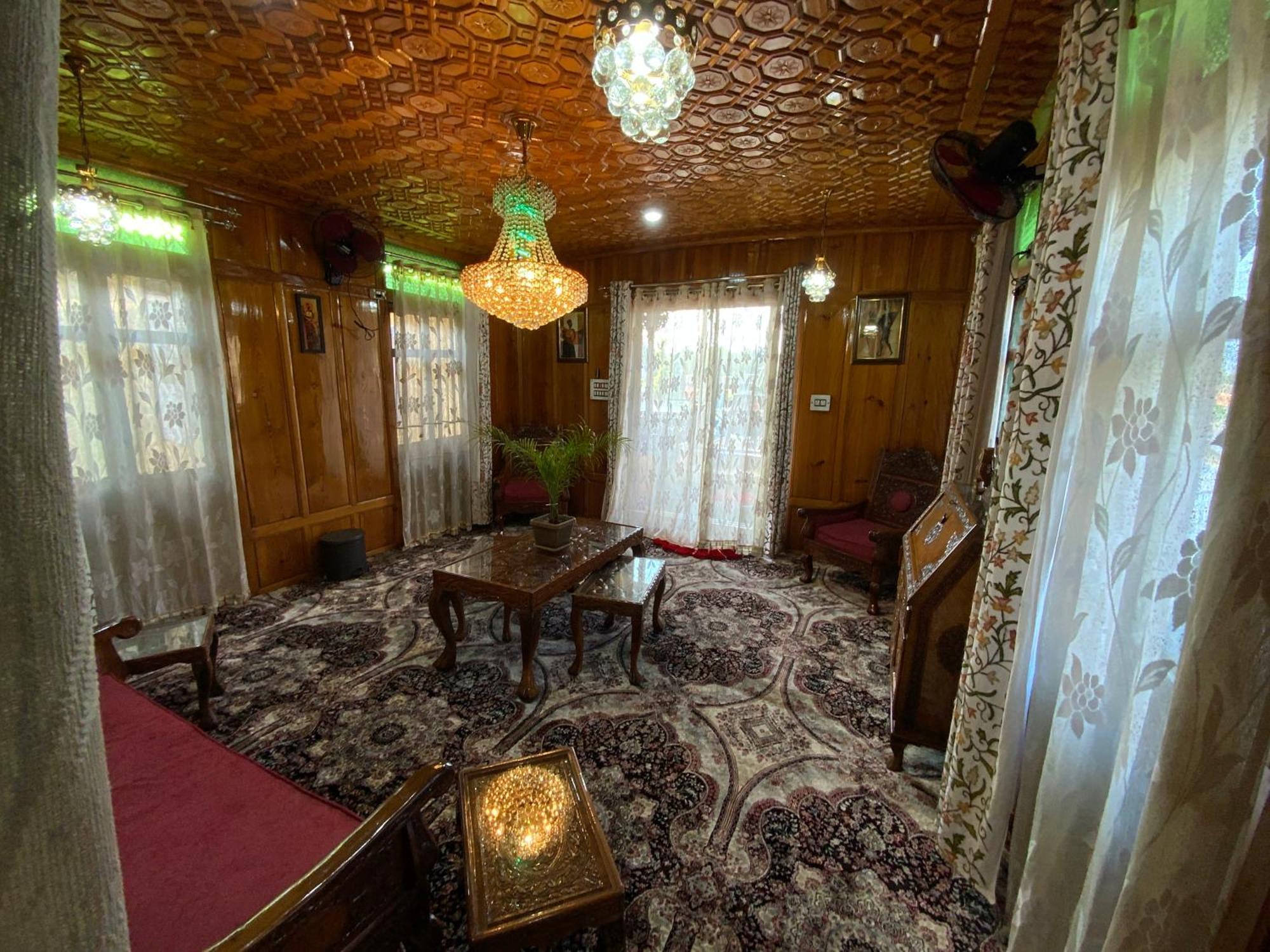 Hotel Movie Land Group Of House Boats Srinagar (Jammu and Kashmir)