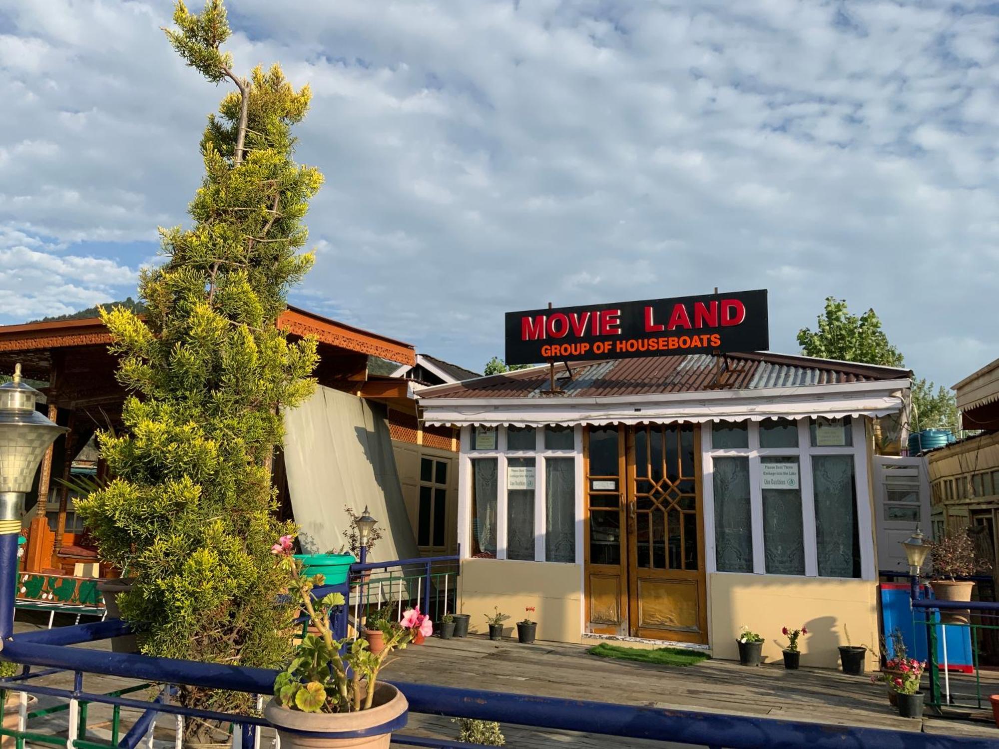 Hotel Movie Land Group Of House Boats