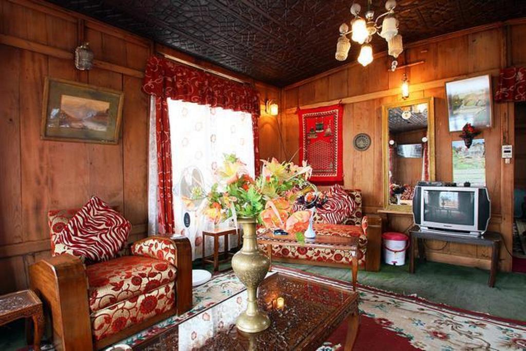 New Lucky Star Group Of Houseboats Botel Srinagar (Jammu and Kashmir)