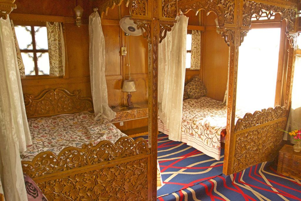 Botel Heaven Breeze Group Of Houseboats