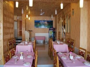 Hotel Kaisar Srinagar (Jammu and Kashmir)