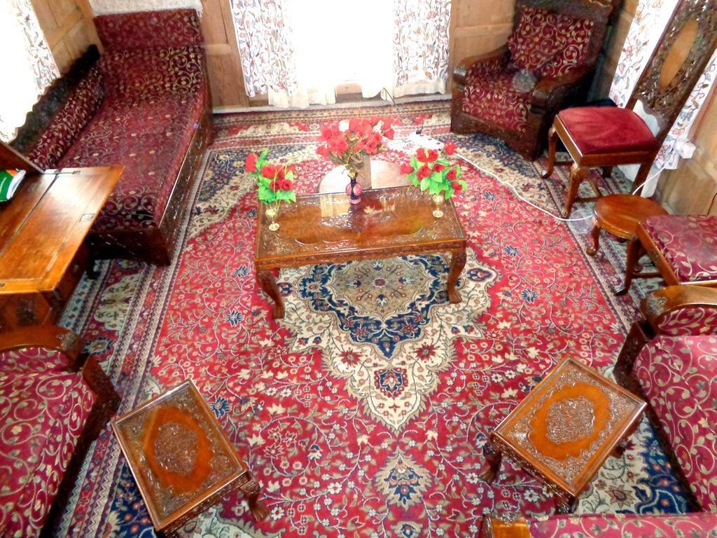 Botel Raja'S Palace Houseboat - Kashmir *