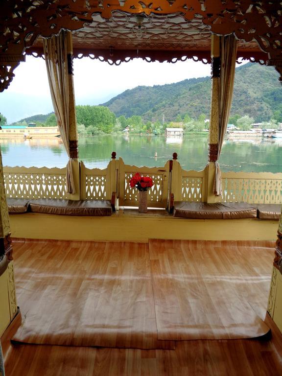 Raja'S Palace Houseboat - Kashmir *