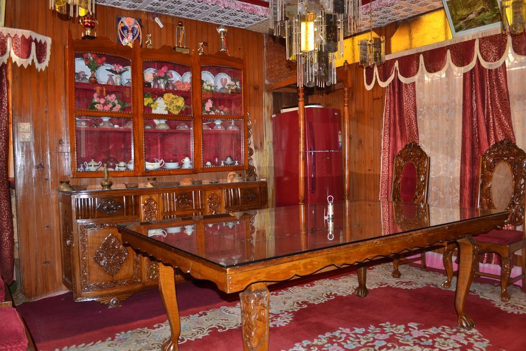 Houseboat Amina Group Hotel Srinagar (Jammu and Kashmir)