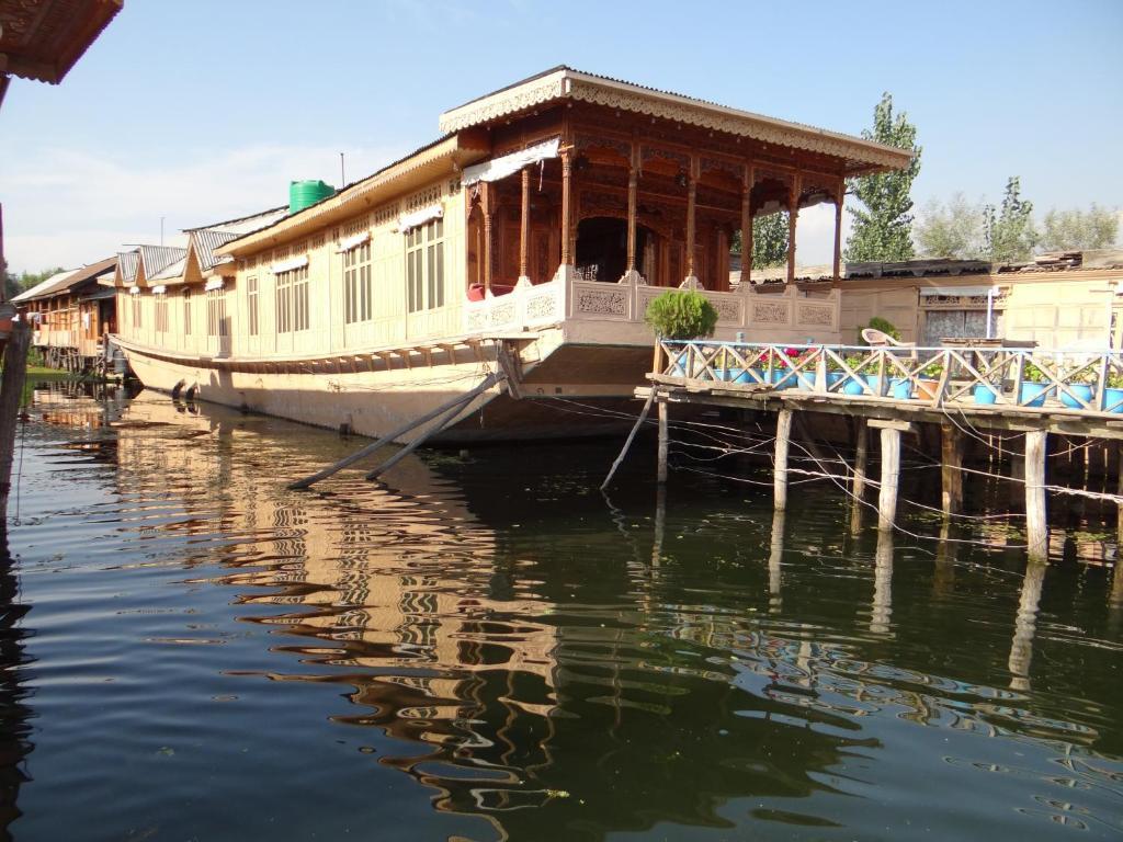 New Lucky Star Group Of Houseboats Botel