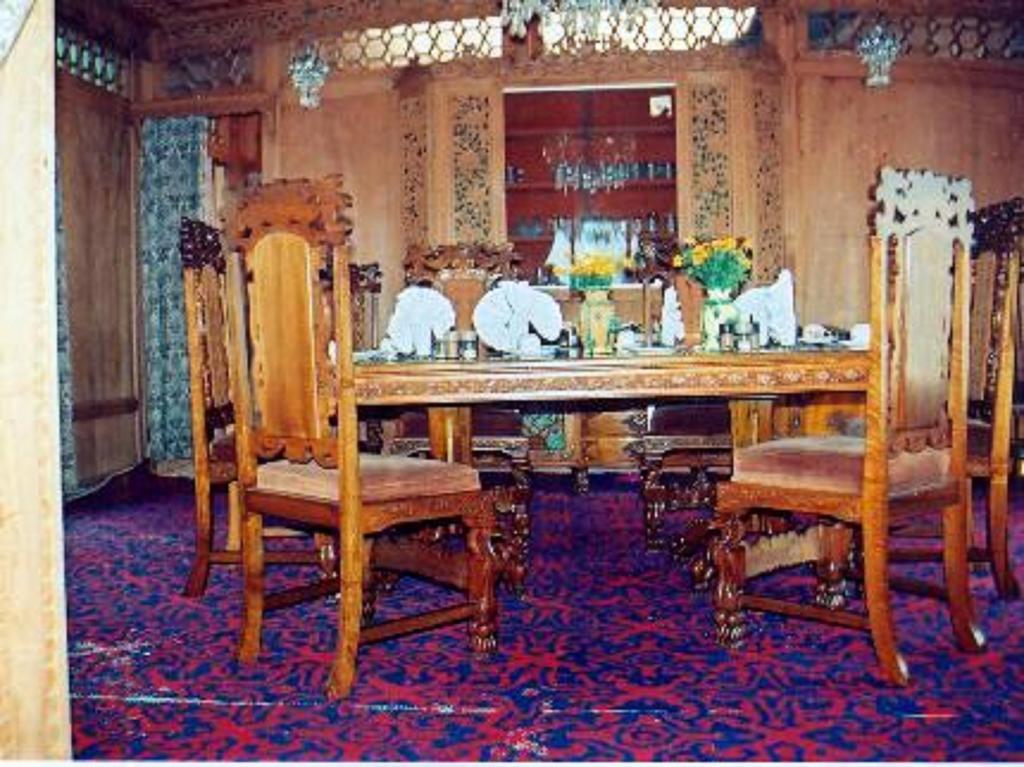 New Lucky Flower Group Of House Boat
