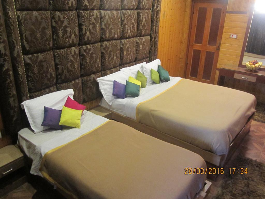 Hotel Akbar At Dal Lake Ghat Number 1 Hotel Srinagar (Jammu and Kashmir)