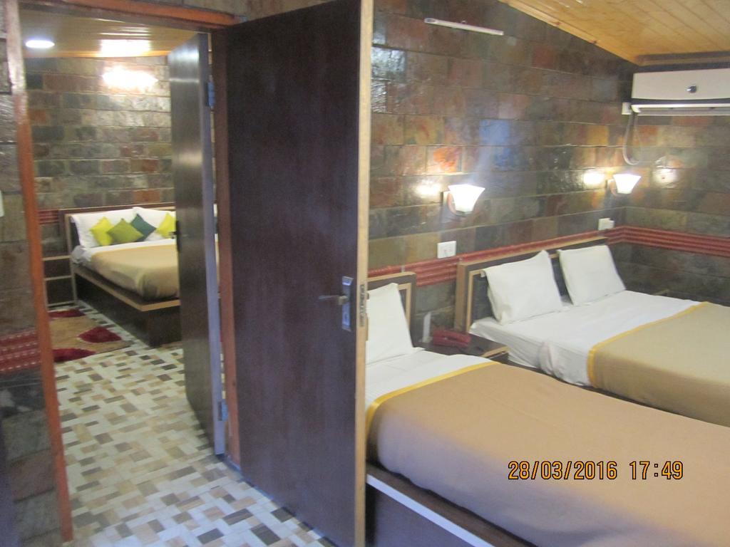 Hotel Akbar At Dal Lake Ghat Number 1 Hotel