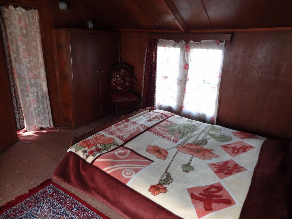 Houseboat Moon Of Kashmir Botel