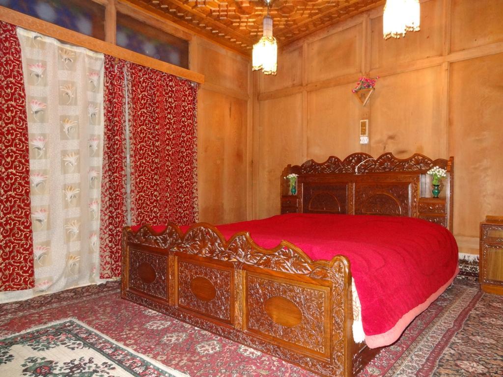Botel Houseboat Moon Of Kashmir Srinagar (Jammu and Kashmir)