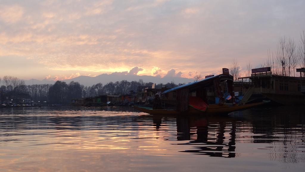 Houseboat Moon Of Kashmir Botel