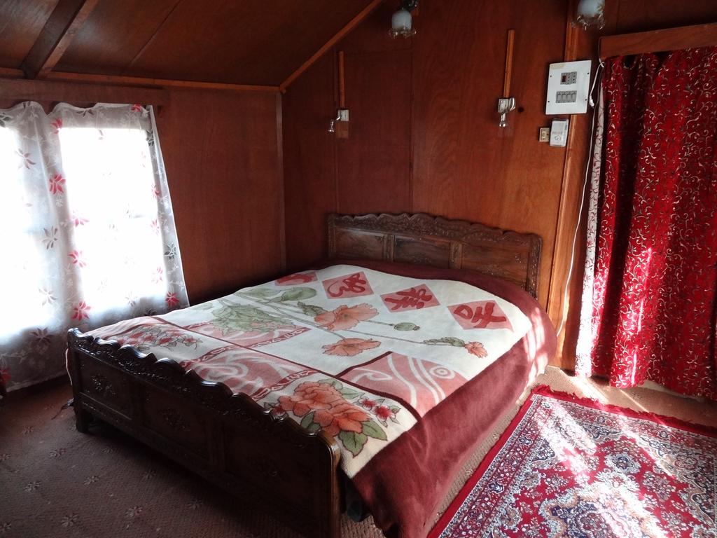 Botel Houseboat Moon Of Kashmir *