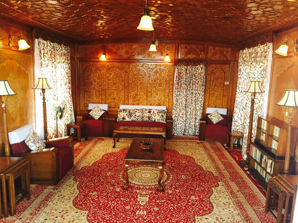 Monarch Group Of Houseboats