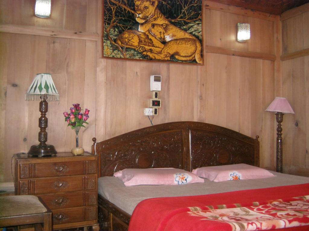 Houseboat Sweet Star