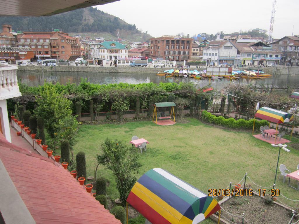 Hotel Akbar At Dal Lake Ghat Number 1