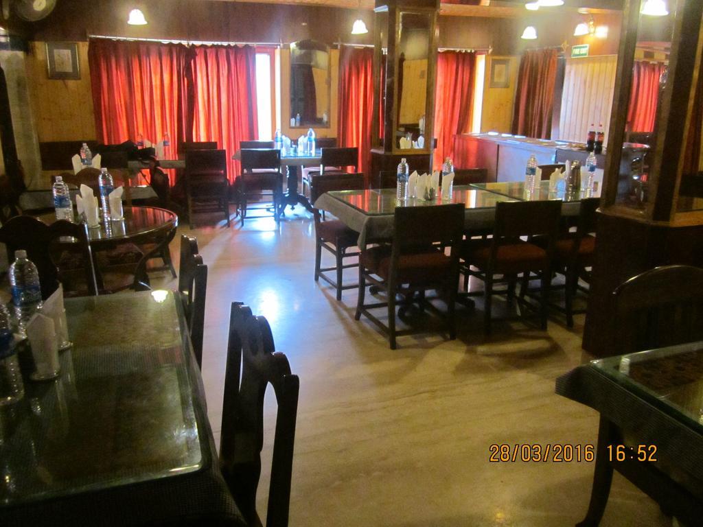 Hotel Hotel Akbar At Dal Lake Ghat Number 1 Srinagar (Jammu and Kashmir)