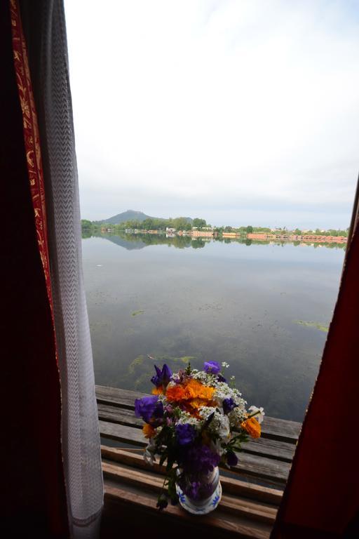 Botel Houseboat Lily Of Nageen