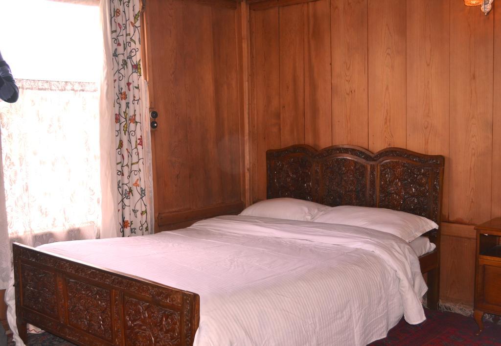 Botel Canada Houseboats Srinagar (Jammu and Kashmir)
