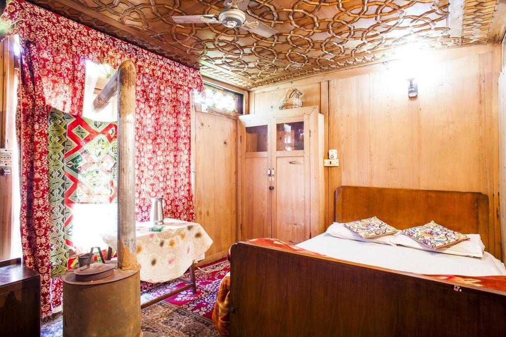 Botel The Shelter Group Of Houseboats & Tour Organiser 3*