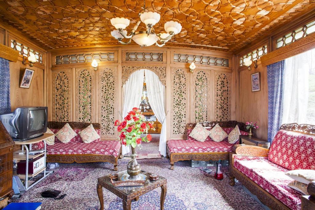 Botel The Shelter Group Of Houseboats & Tour Organiser Srinagar (Jammu and Kashmir)
