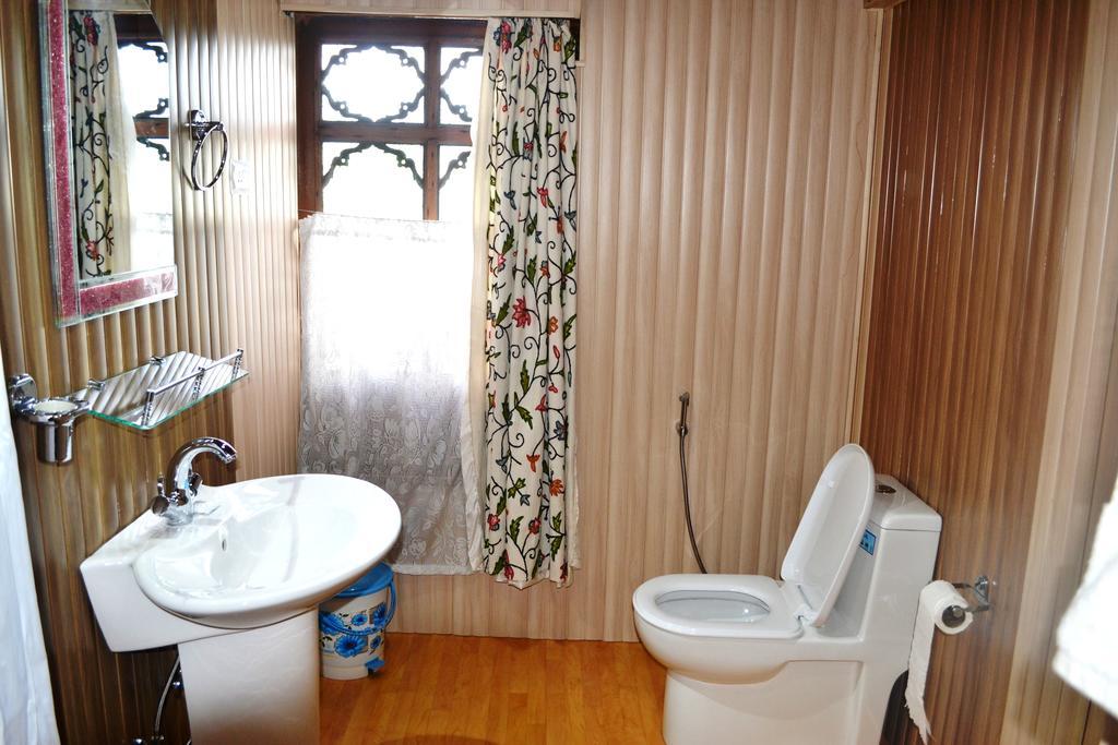 Botel Canada Houseboats