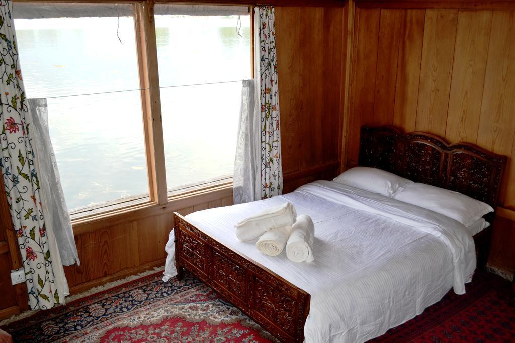 Botel Canada Houseboats Srinagar (Jammu and Kashmir)