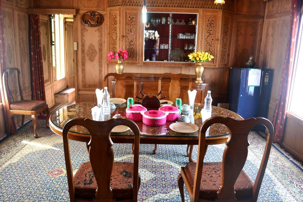 Botel Canada Houseboats Srinagar (Jammu and Kashmir)