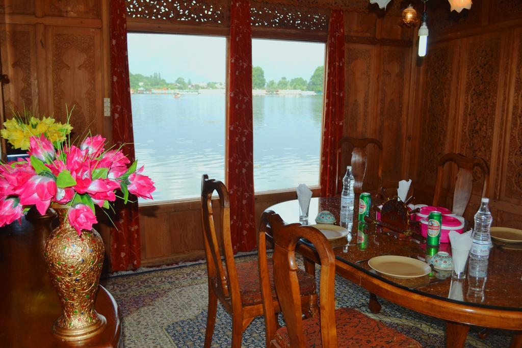 Botel Canada Houseboats 4*