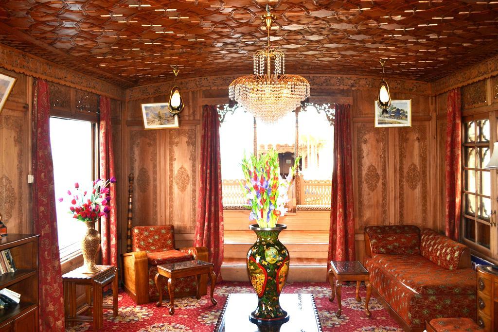 Botel Canada Houseboats 4*