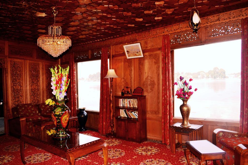 Botel Canada Houseboats 4*