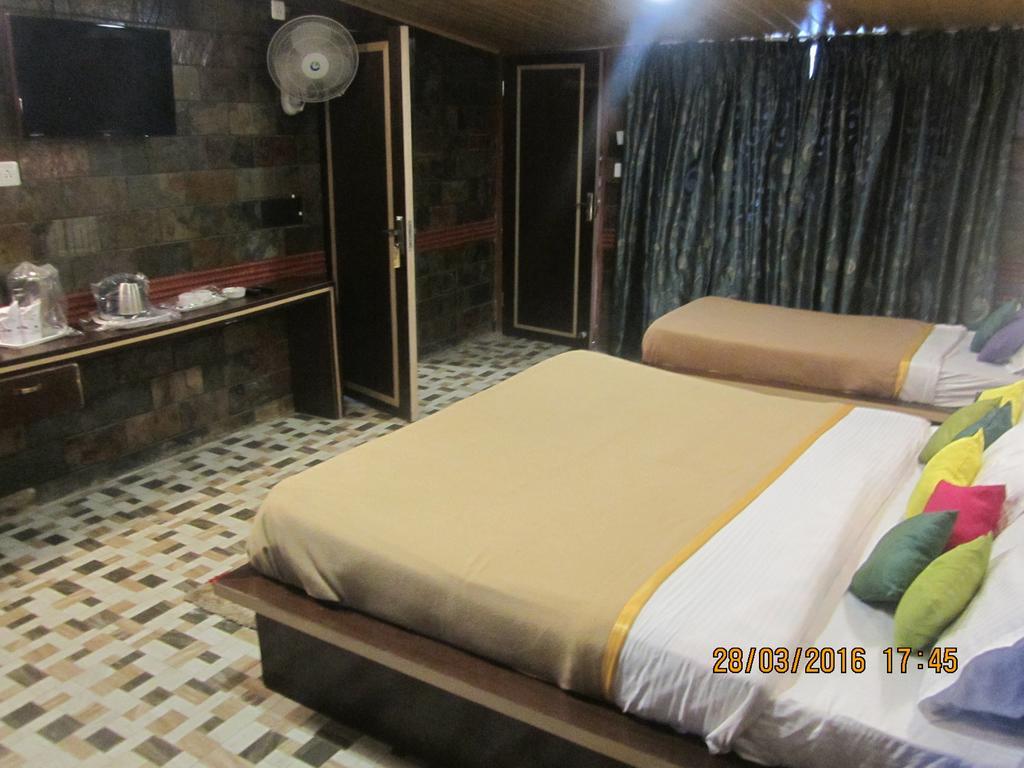 Hotel Akbar At Dal Lake Ghat Number 1 Srinagar (Jammu and Kashmir)