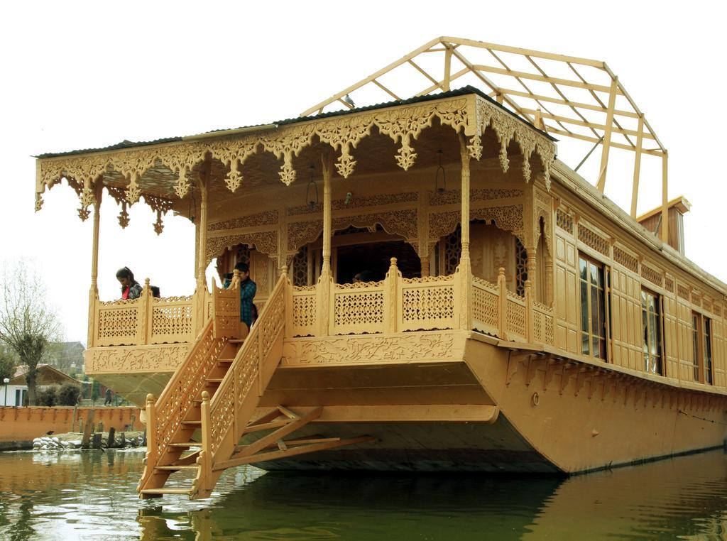 Houseboat Inshallah
