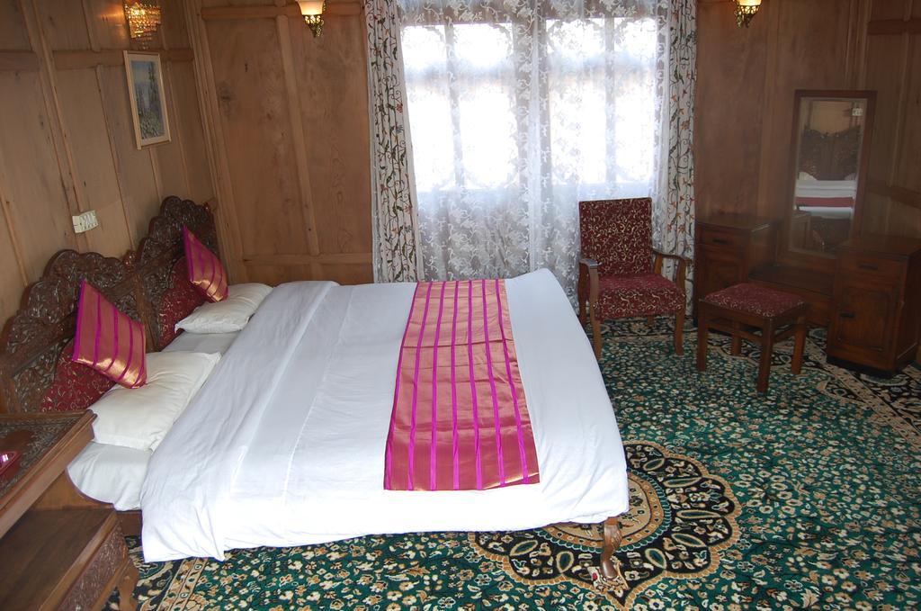White House Group Of Houseboats Botel Srinagar (Jammu and Kashmir)