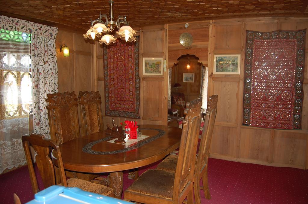 White House Group Of Houseboats 3*