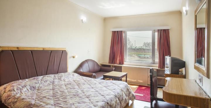 Hotel Pamposh