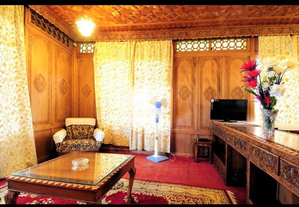 Yadgaar Houseboats Botel 3*